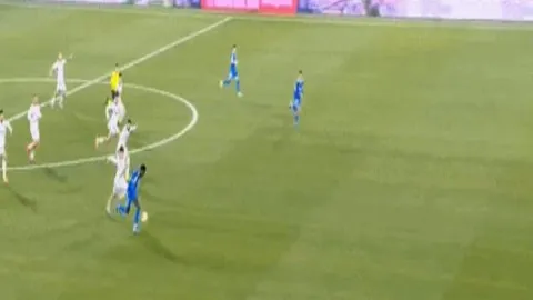 重庆体育博物馆“镇馆之宝”亮相：传世佩刀及大赛战袍奖牌展映